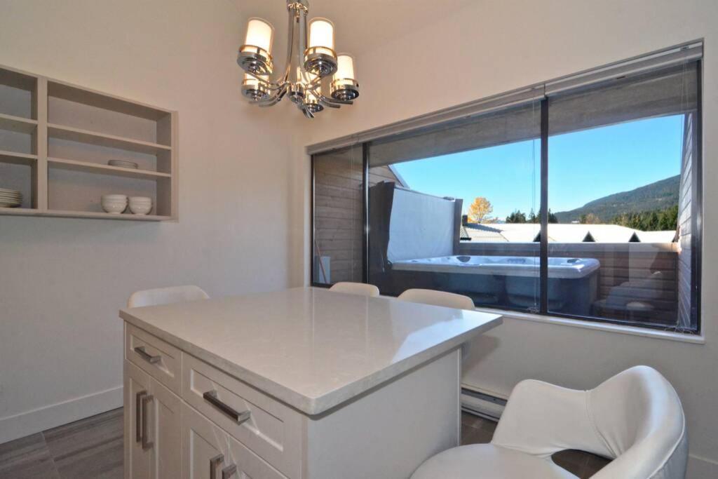 Hearthstone Lodge Loft, Village Centre, Private Hot Tub, Sleeps 6 惠斯勒 外观 照片