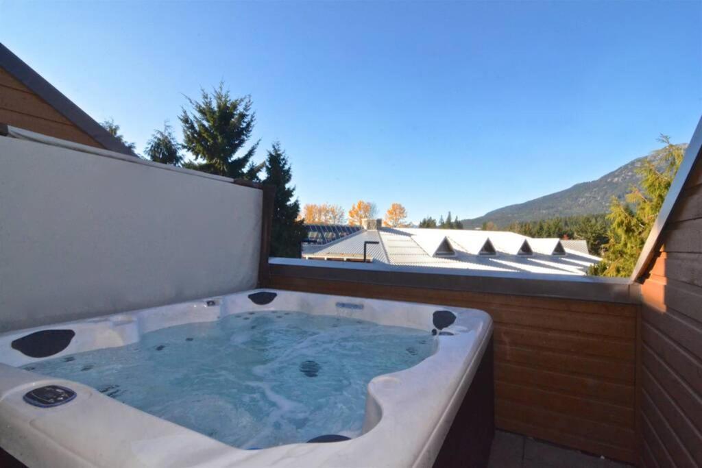 Hearthstone Lodge Loft, Village Centre, Private Hot Tub, Sleeps 6 惠斯勒 外观 照片